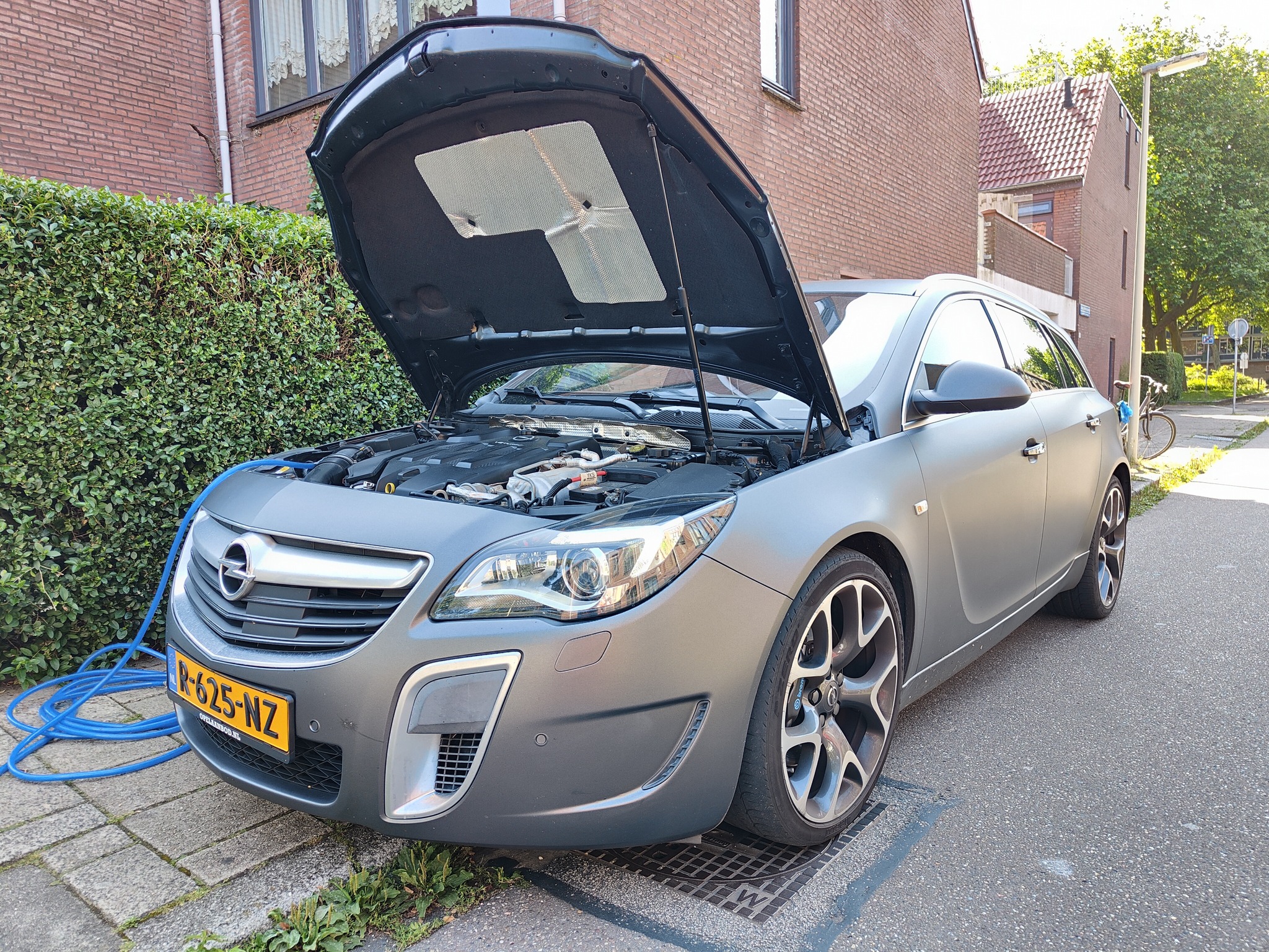 Opel Insignia Klaar voor de Vakantie met een Waterstof Motorreiniging